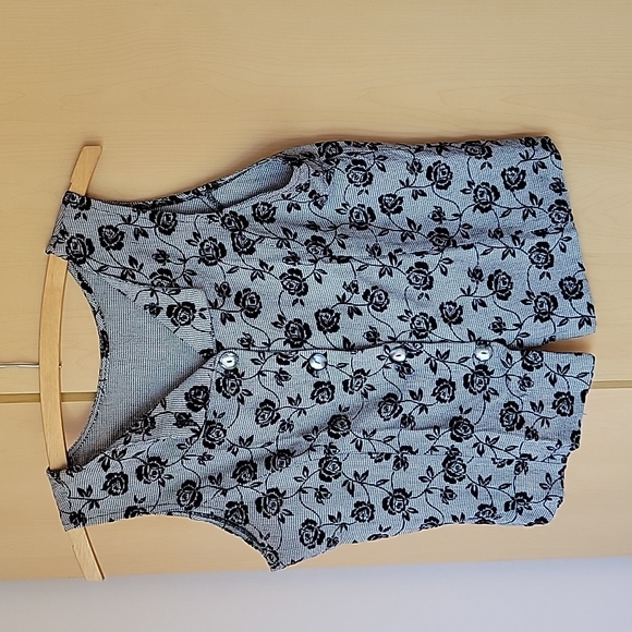 Sleeveless Blouse - Picture 1 of 4